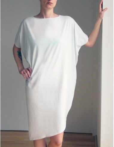 Bílé asymetrické šaty s krátkými rukávy